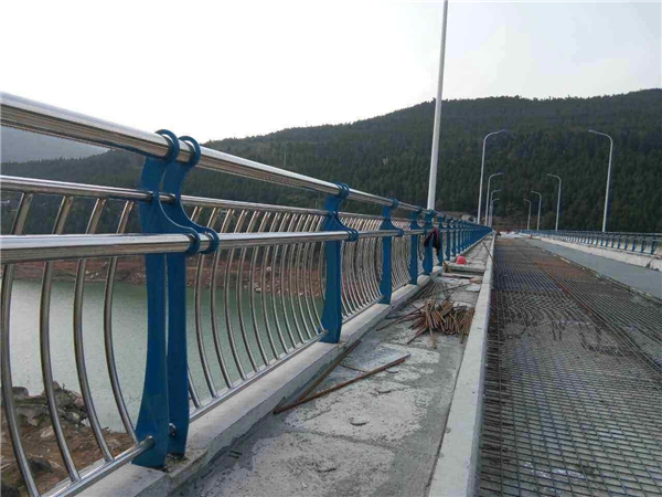 永川不锈钢桥梁护栏的特点及其在桥梁安全中的重要作用