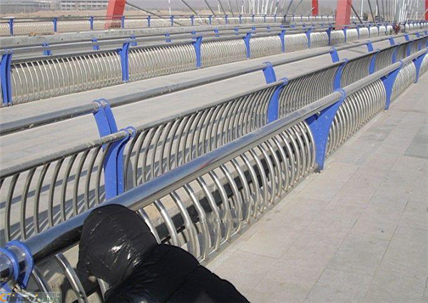 永川不锈钢复合管护栏一种安全而耐用的防护解决方案