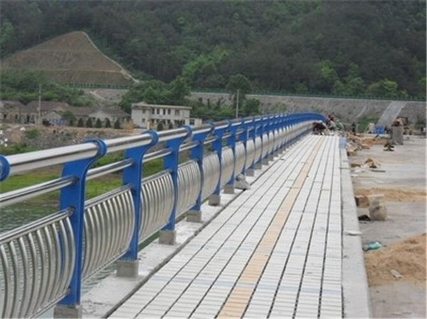 永川不锈钢桥梁护栏的特性及其在现代建筑中的应用
